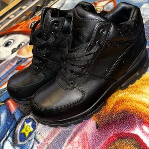 MEN’S NIKE BOOTS - SIZE 9